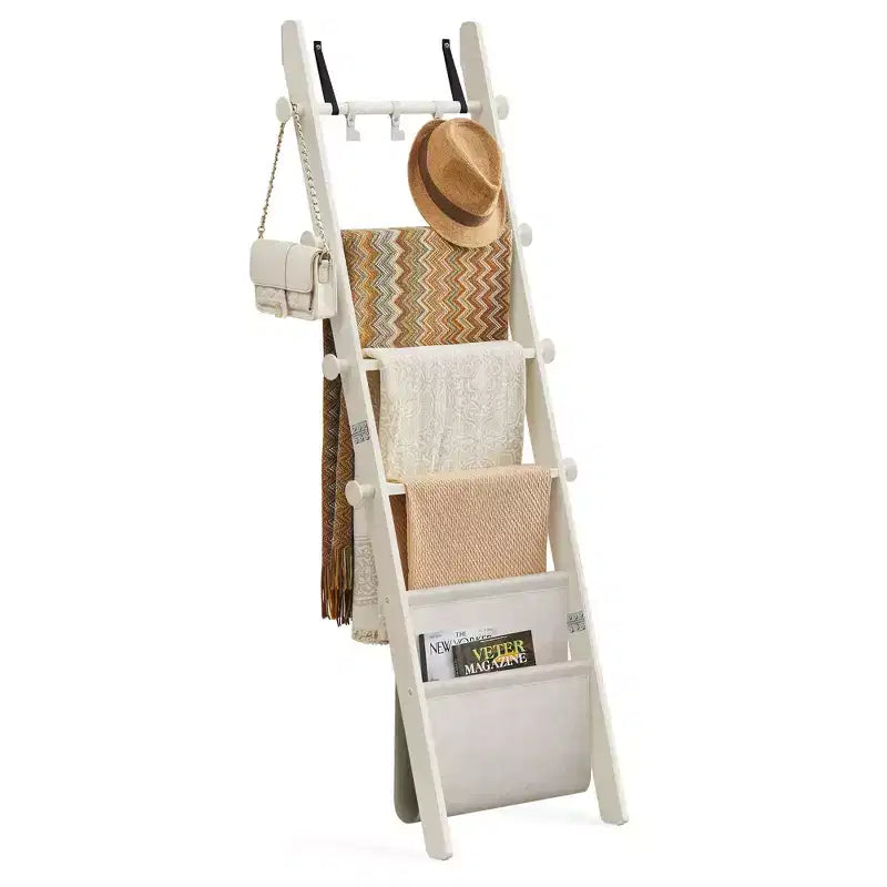 Échelle à couvertures, étagère échelle en bois à 5 niveaux, porte-couvertures décoratif de style ferme avec sac en cuir synthétique, crochets en métal, blanc cassé