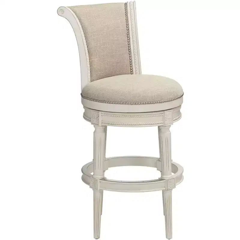 Tabouret de bar pivotant en bois blanc de 77,5 cm de haut, coussin crème à volutes traditionnelles avec dossier et repose-pieds, pour comptoir de cuisine.