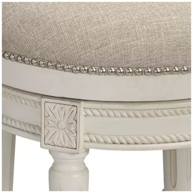 Tabouret de bar pivotant en bois blanc de 77,5 cm de haut, coussin crème à volutes traditionnelles avec dossier et repose-pieds, pour comptoir de cuisine.