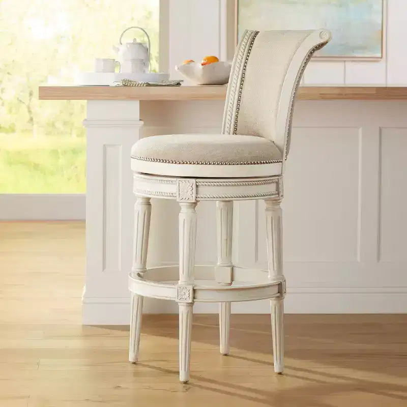 Tabouret de bar pivotant en bois blanc de 77,5 cm de haut, coussin crème à volutes traditionnelles avec dossier et repose-pieds, pour comptoir de cuisine.