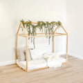 Lit cabane en bois naturel