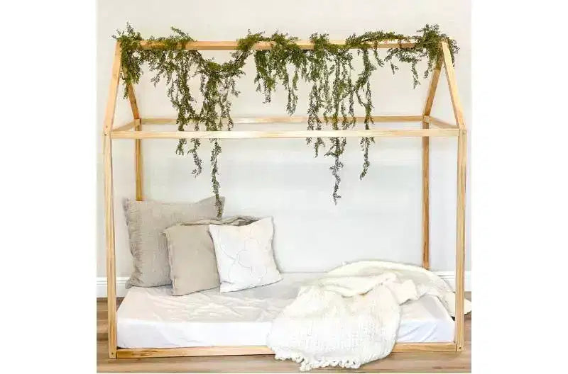 Lit cabane en bois naturel