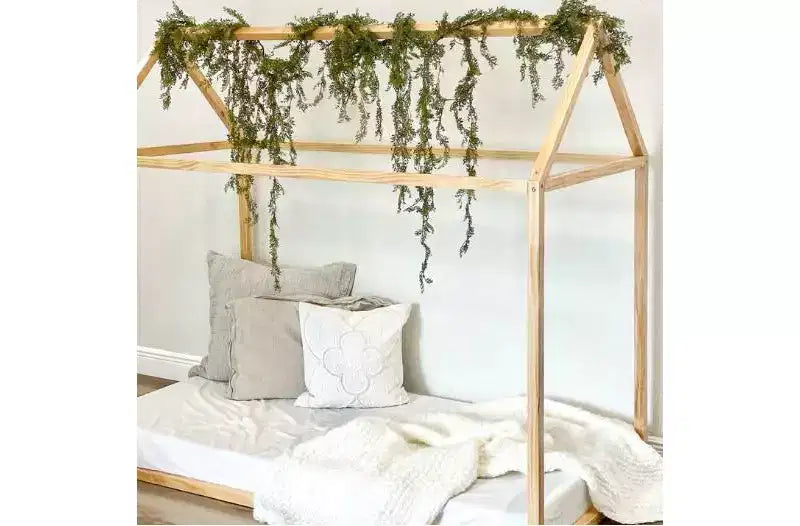 Lit cabane en bois naturel